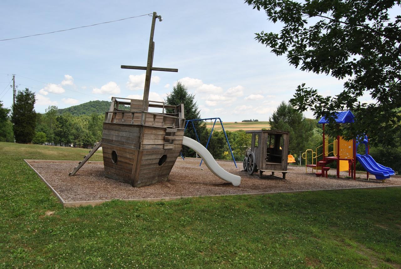 Robin Hill Camping Resort One-Bedroom Cottage 8 Lenhartsville Екстериор снимка